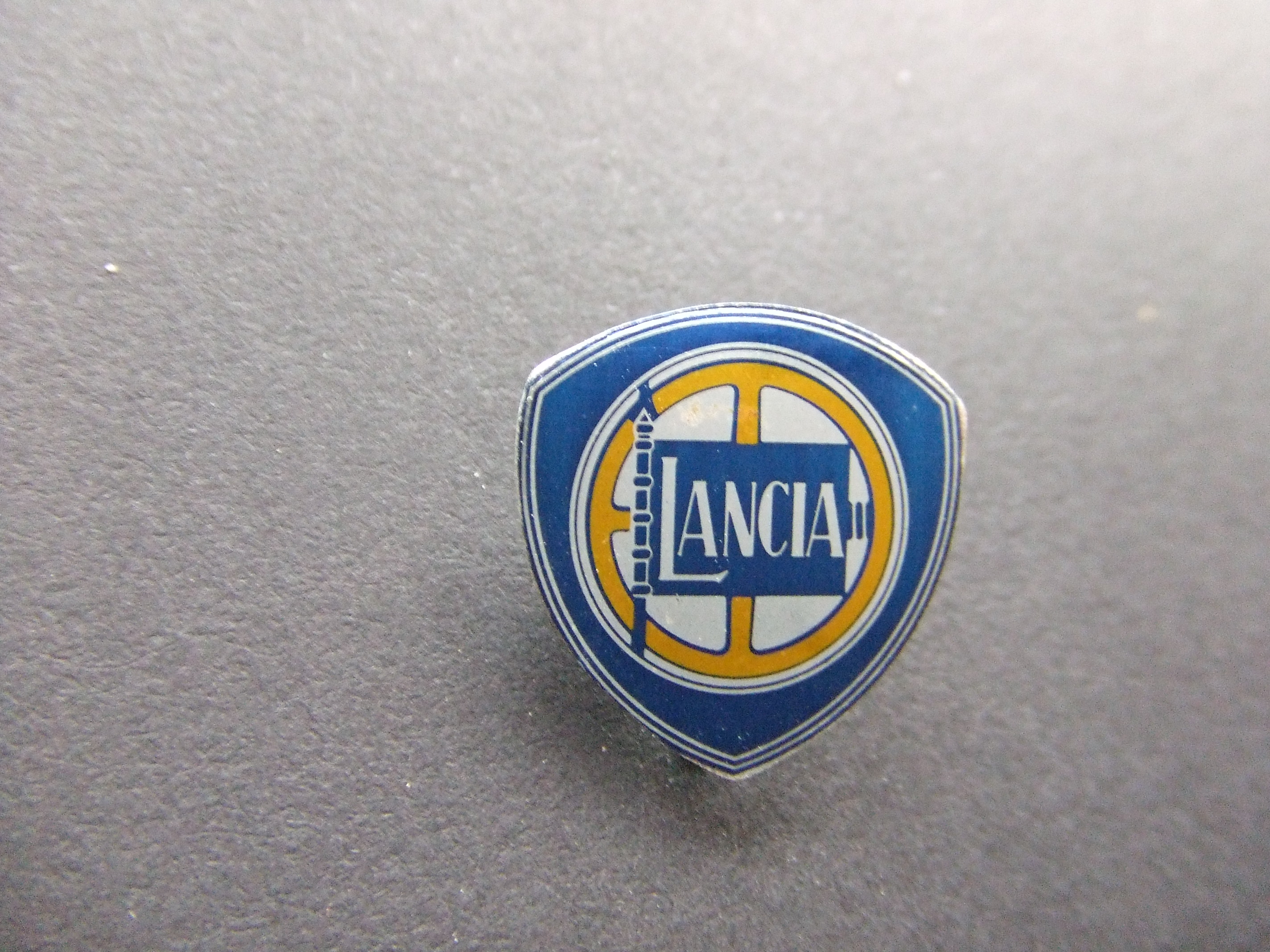 Lancia Italiaans vrachtwagen- en automerk logo geel-blauw